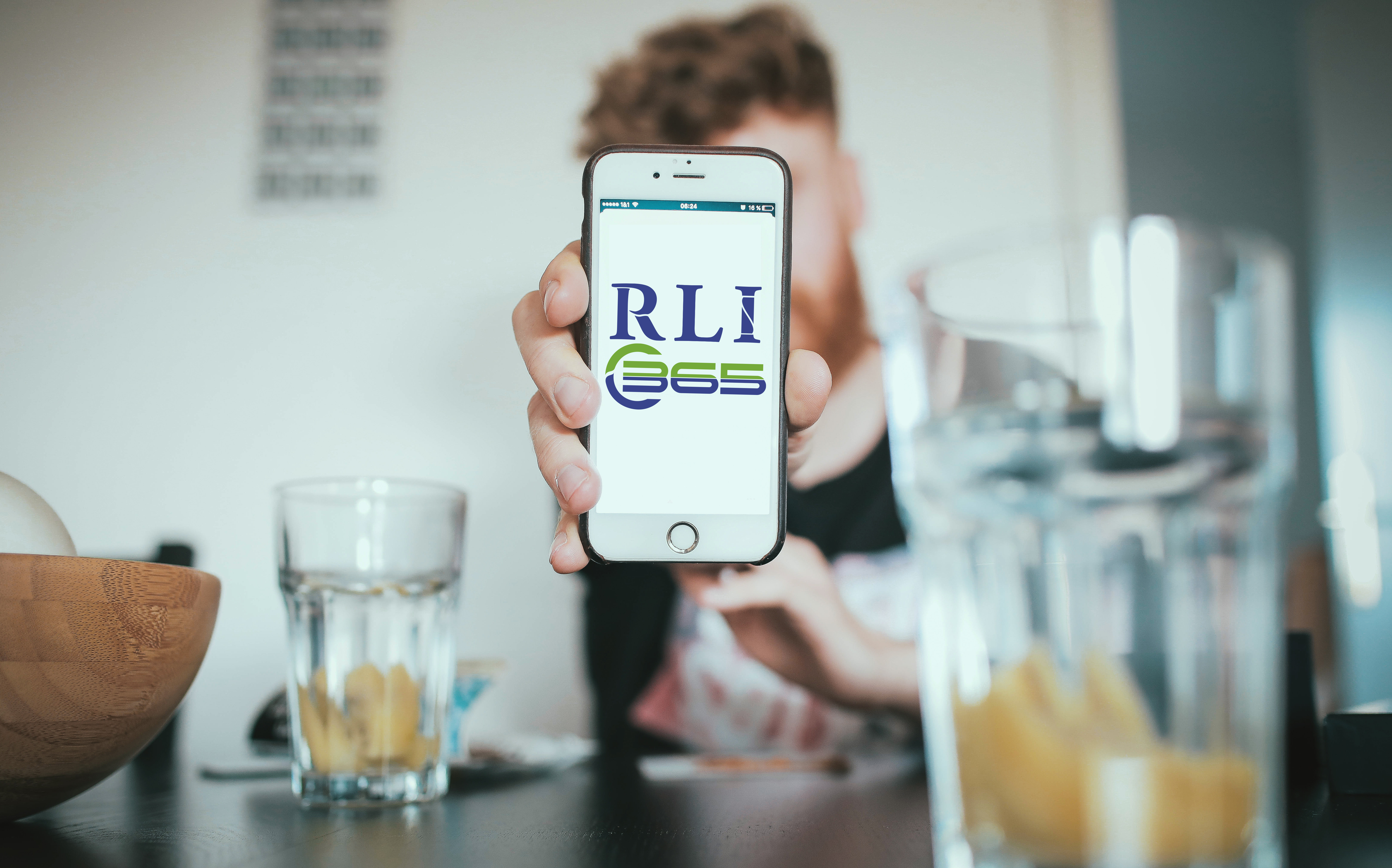 A picture of someone using RLI365